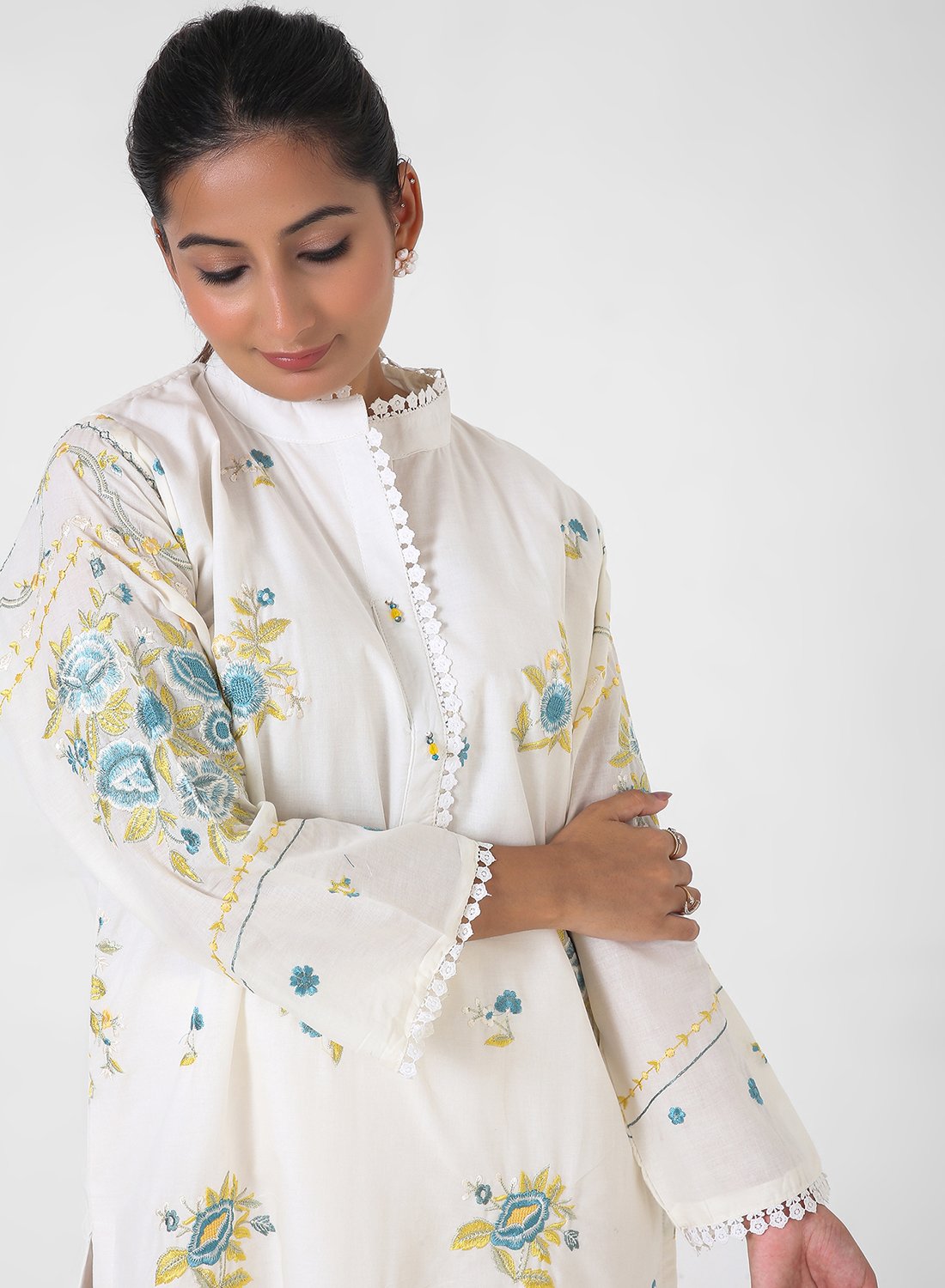 ivory embroidered kurta set, cotton kurta palazzo for women, mandarin collar kurta, breathable summer ethnic wear, floral threadwork kurta, wide‑leg palazzo co‑ord, everyday office wear set.